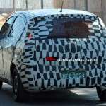 Flagra do novo Fiat derivado do Projeto 326 com a camuflagem zebrada
