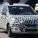 Flagra do novo Fiat derivado do Projeto 326 com a camuflagem zebrada