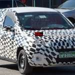 Flagra do novo Fiat derivado do Projeto 326 com a camuflagem zebrada