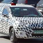 Flagra do novo Fiat derivado do Projeto 326 com a camuflagem zebrada