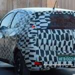 Flagra do novo Fiat derivado do Projeto 326 com a camuflagem zebrada
