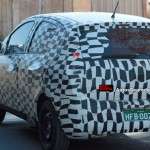 Flagra do novo Fiat derivado do Projeto 326 com a camuflagem zebrada