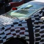 Flagra do novo Fiat derivado do Projeto 326 com a camuflagem zebrada