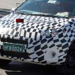 Flagra do novo Fiat derivado do Projeto 326 com a camuflagem zebrada