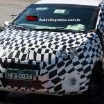 Flagra do novo Fiat derivado do Projeto 326 com a camuflagem zebrada