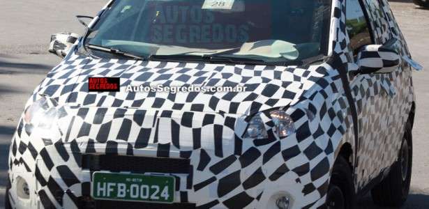 Flagra do novo Fiat derivado do Projeto 326 com a camuflagem zebrada