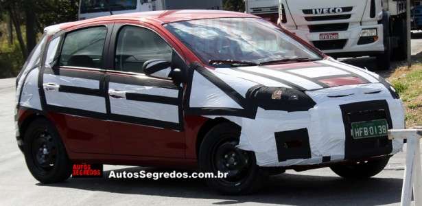 Flagra do novo Fiat Palio do Projeto 326 rodando quase limpo