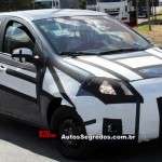 Flagra do novo Fiat Palio derivado do Projeto 326 rodando quase sem camuflagem