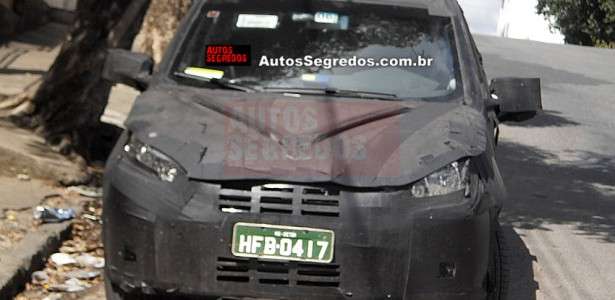Flagra da nova geração do Fiat Siena derivado do Projeto 326