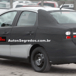 Flagra do novo Fiat Siena derivado do Projeto 326 3V em testes no Brasil