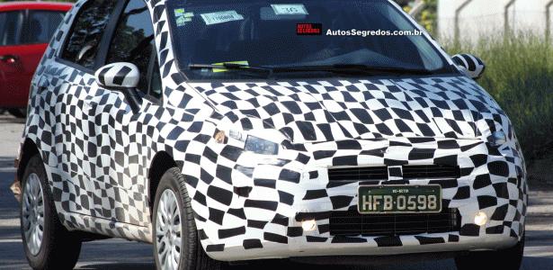Flagra do Fiat Punto reestilizado em testes no Brasil
