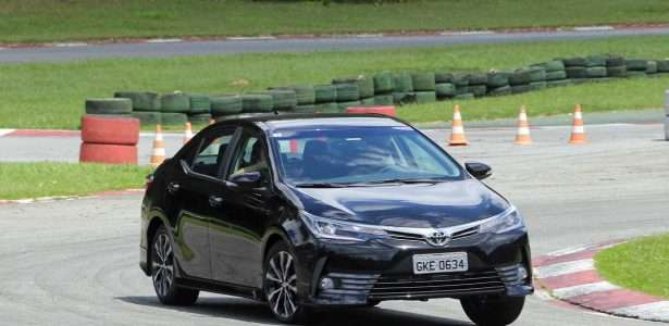 Toyota Corolla de frente na cor preta