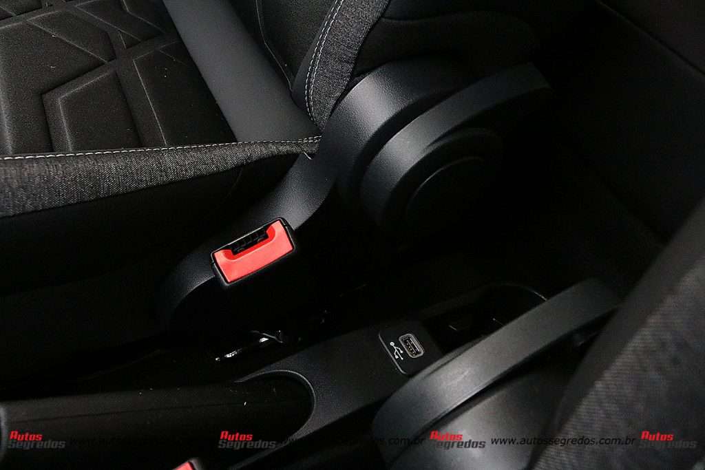 USB traseiro Strada