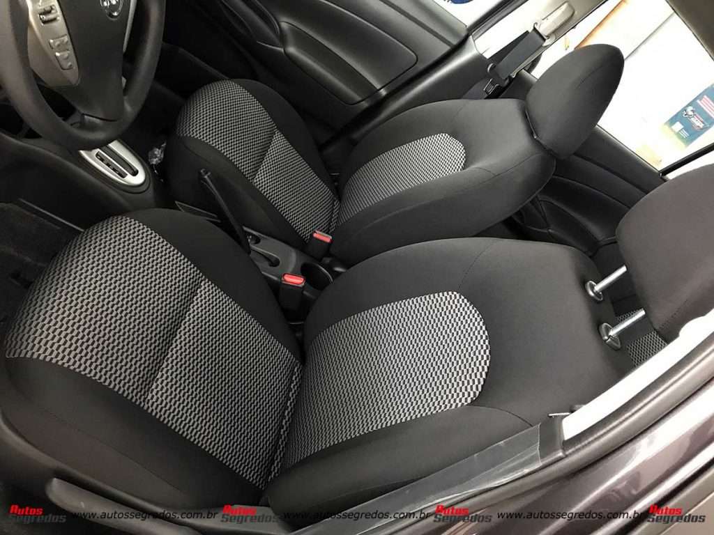 Bancos dianteiros Nissan V-Drive Special Edition