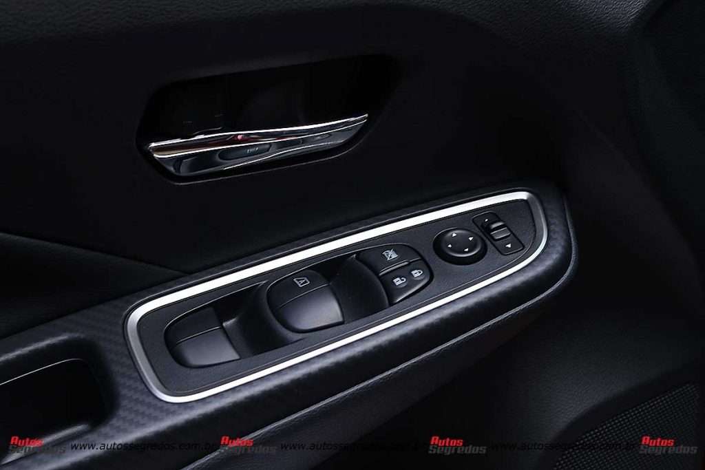 Comandos de vidros elétricos do Nissan Versa