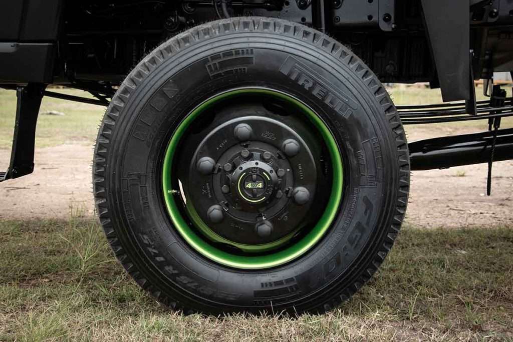 Roda e pneu de uso misto Delivery 11.180 4x4