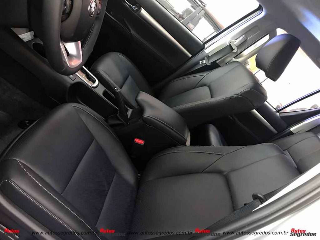Interior Hilux SRX