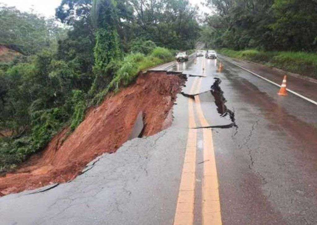 Trecho da BR-356 em Itabirito na segunda semana de janeiro: Minas ainda sofre com vias interditadas