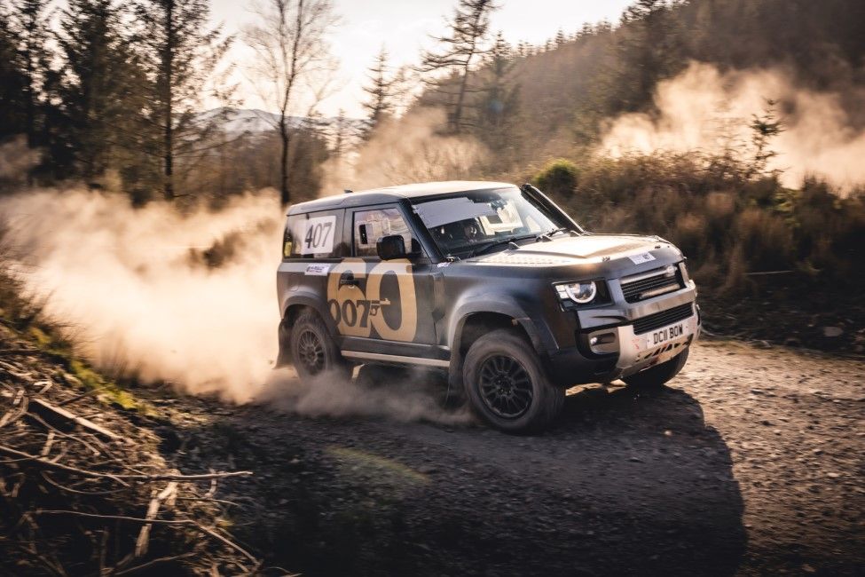 Land Rover Defender 007