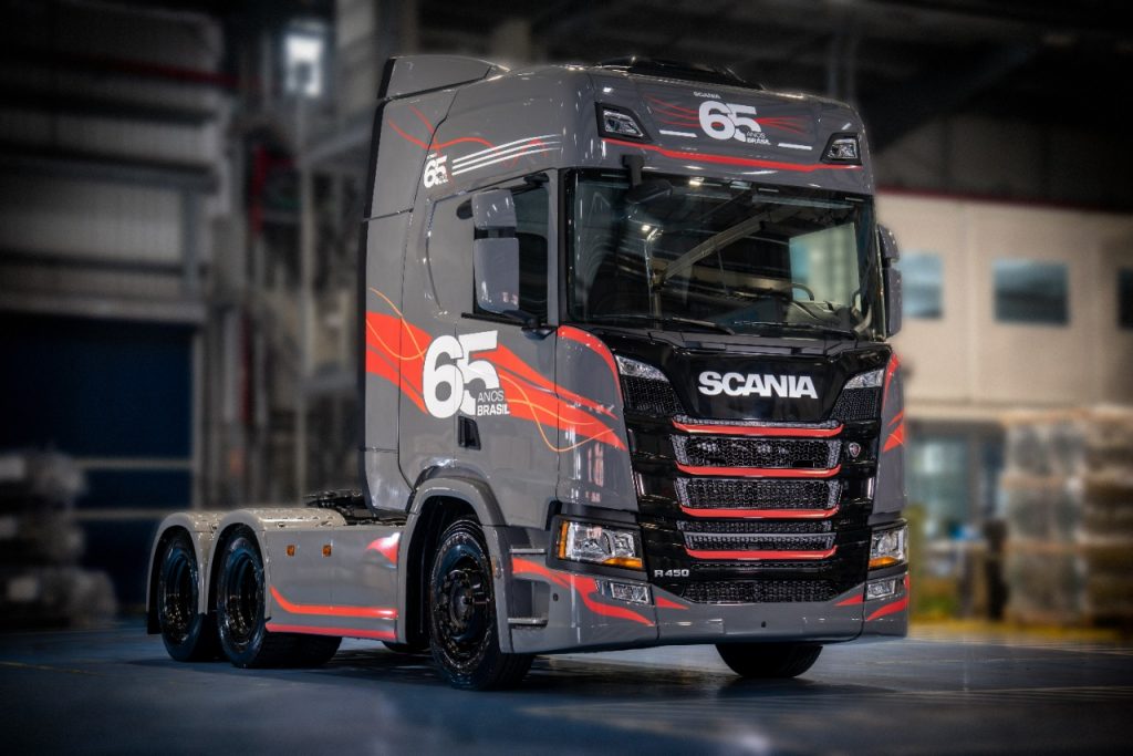 Scania R450 6x2 Edição Comemorativa 65 anos de Brasil