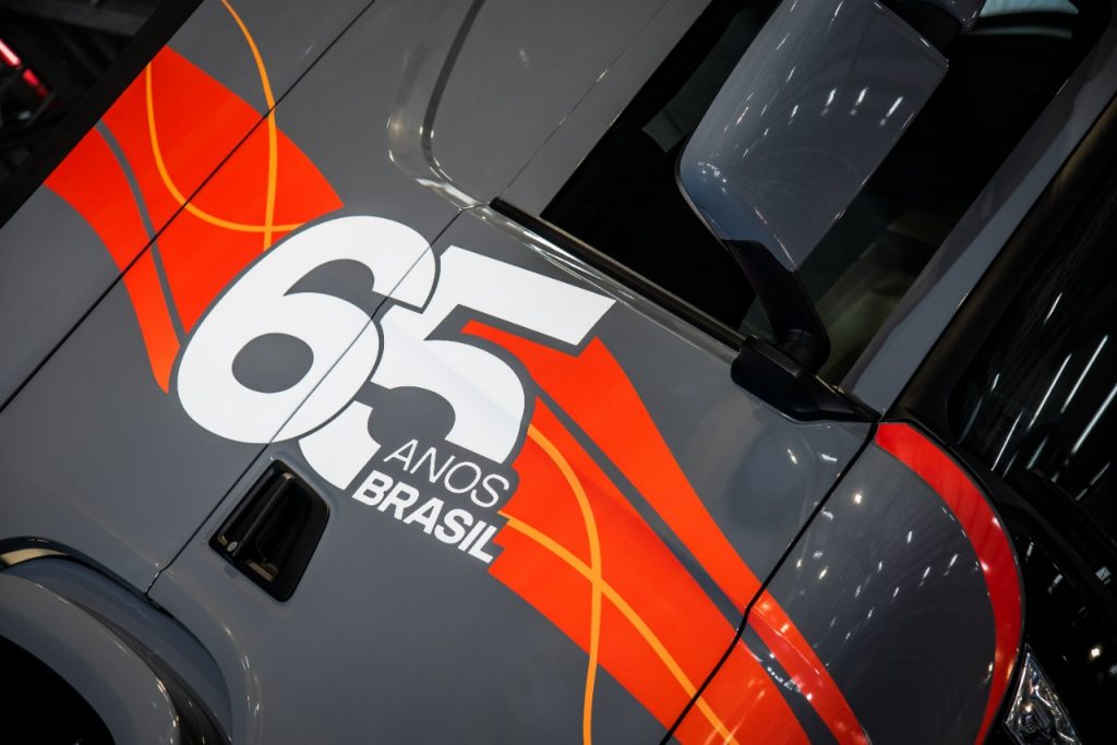 Scania R450 6x2 Edição Comemorativa 65 anos de Brasil