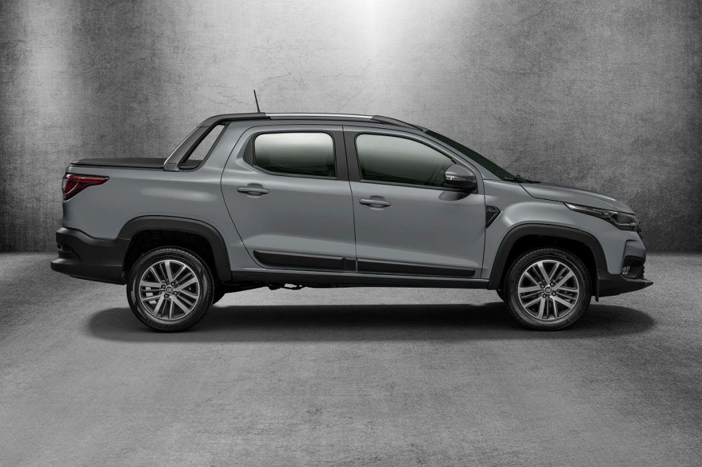 Fiat Strada Volcano Ranch de lado na cor Cinza Strato