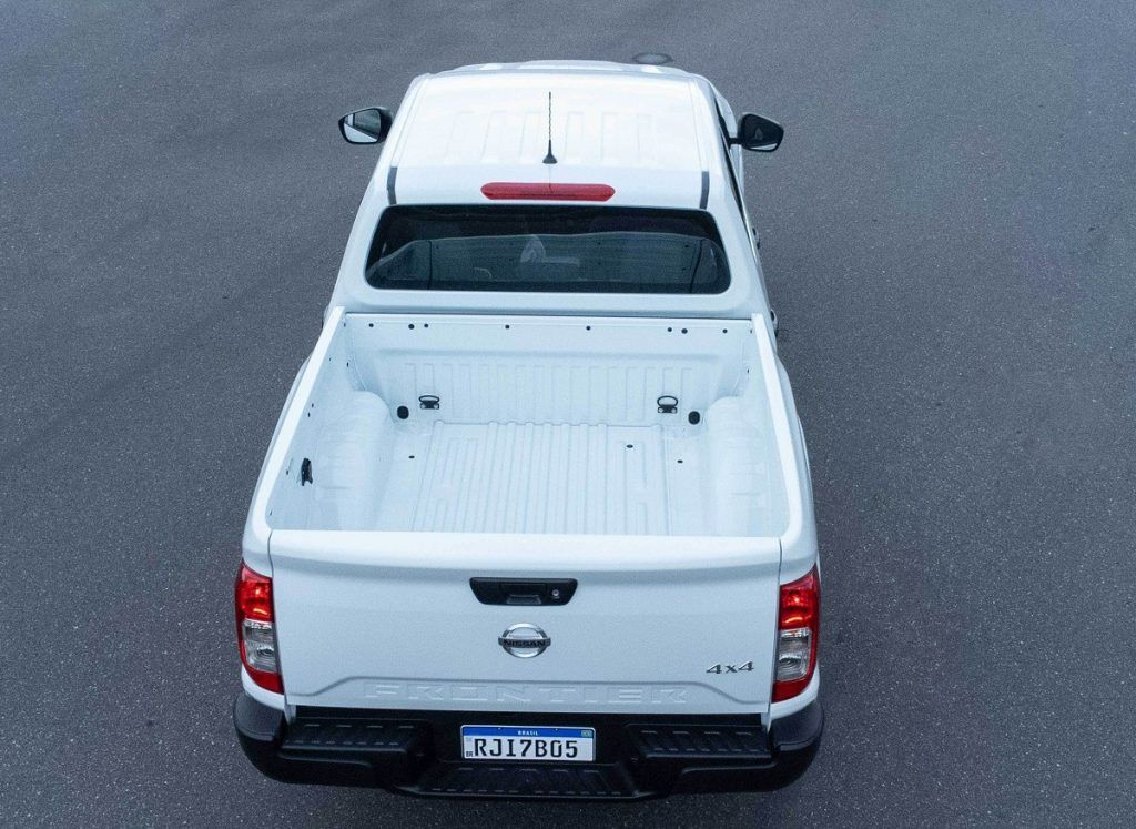 Traseira da Nissan Frontier S 2023