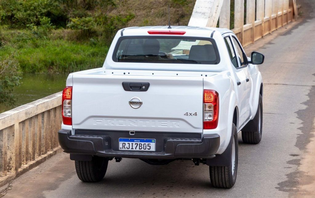 Traseira da Nissan Frontier S 2023