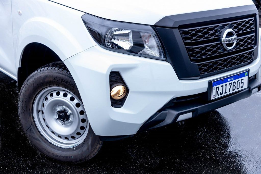detalhe da dianteira da Nissan Frontier S 2023