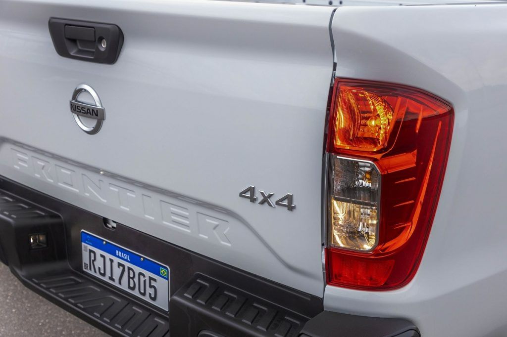 Detalhe da lanterna traseira da Nissan Frontier S 2023