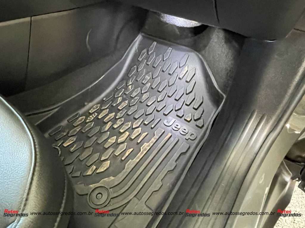 Tapete Mopar de borda larga para o Jeep Compas