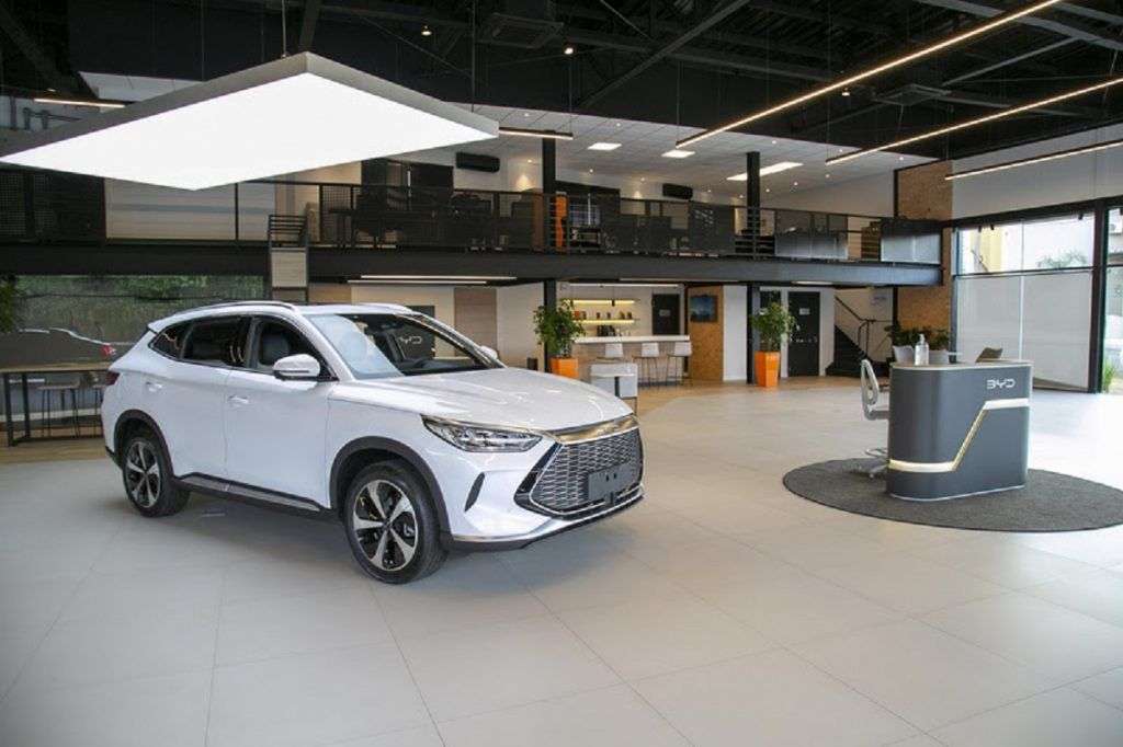 Showroom e espaço para clientes (abaixo) da nova BYD Eurobike Ribeirão Preto