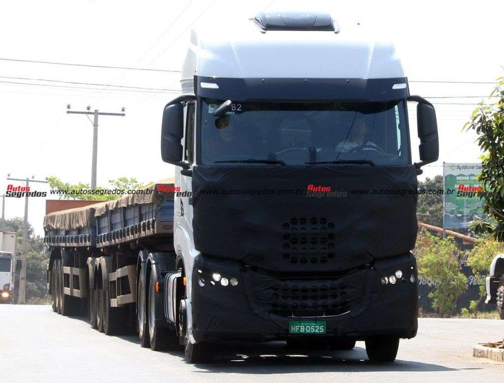 Protótipo IVECO S-Way 6x4 540 cv com teto alto