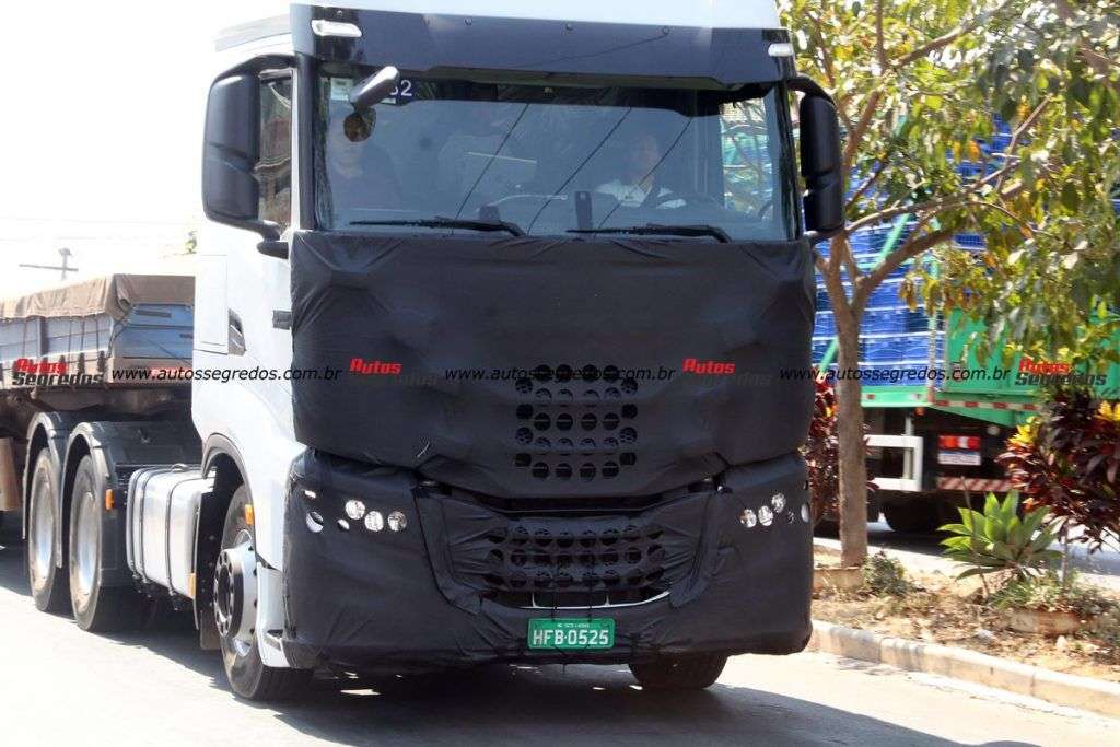 Protótipo IVECO S-Way 6x4 540 cv com teto alto