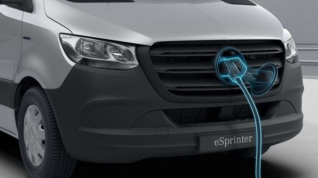 Mercedes-Benz eSprinter  de frente na cor prata