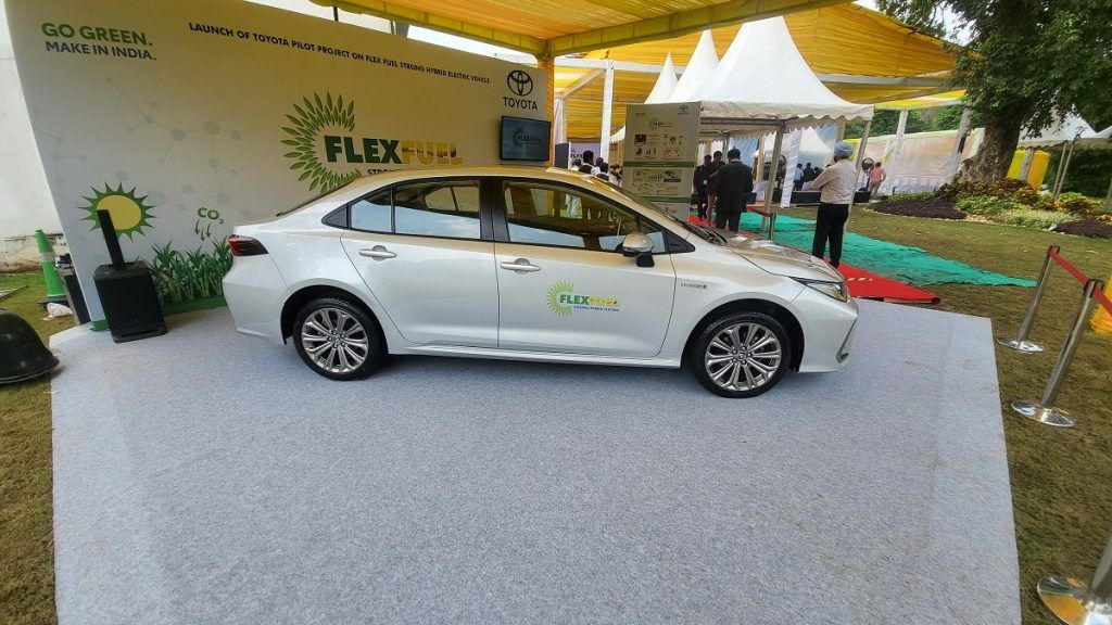 Toyota Corolla Hybrid Flex produzido no Brasil é apresentado para autoridades do governo indiano