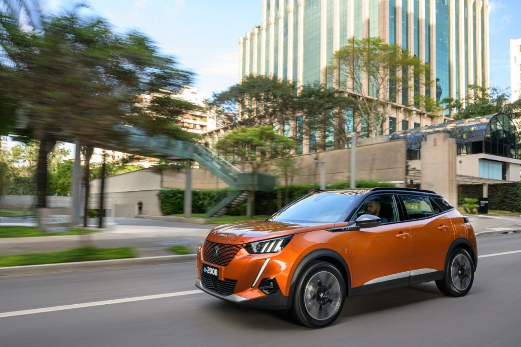 Peugeot e-2008 GT 2023 na cor laranja de frente