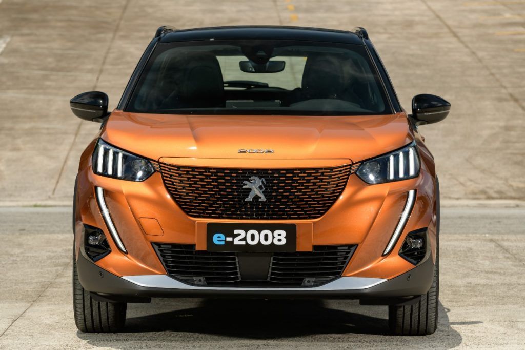 Peugeot e-2008 GT 2023 na cor laranja de frente