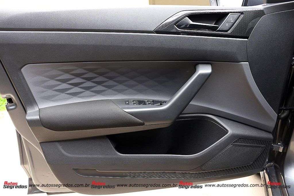forro de porta dianteiro direito VW Polo 170 TSI 2023