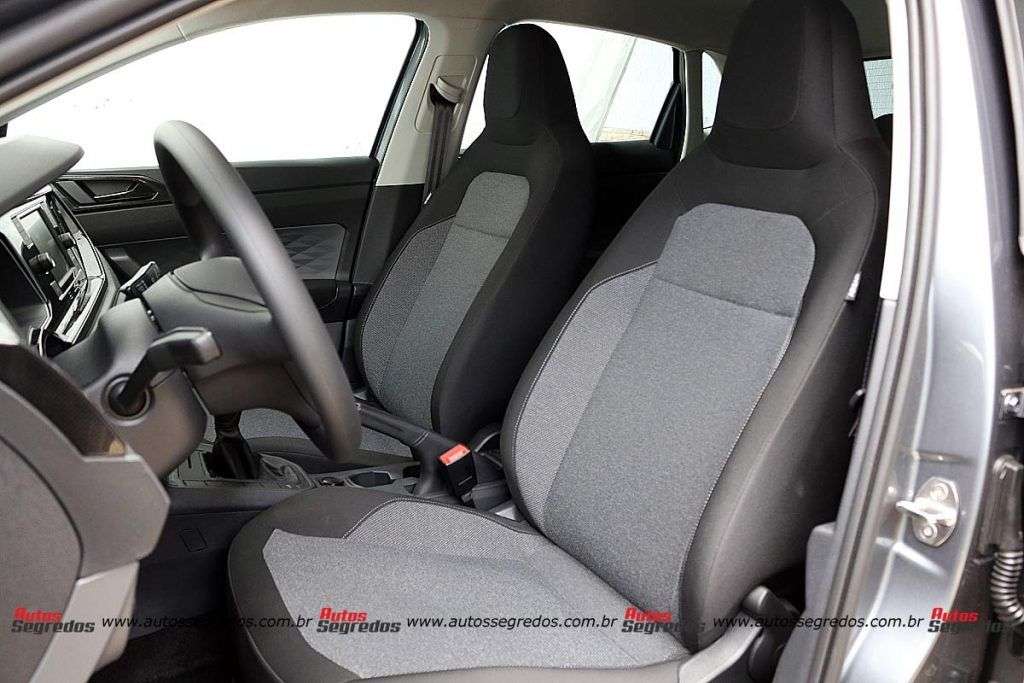 bancos dianteiros do VW Polo 170 TSI 2023