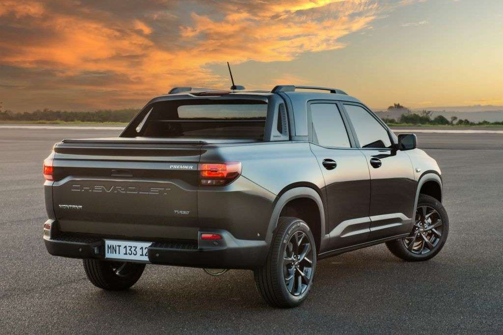 Nova Chevrolet Montana 2023 de traseira na cor verde