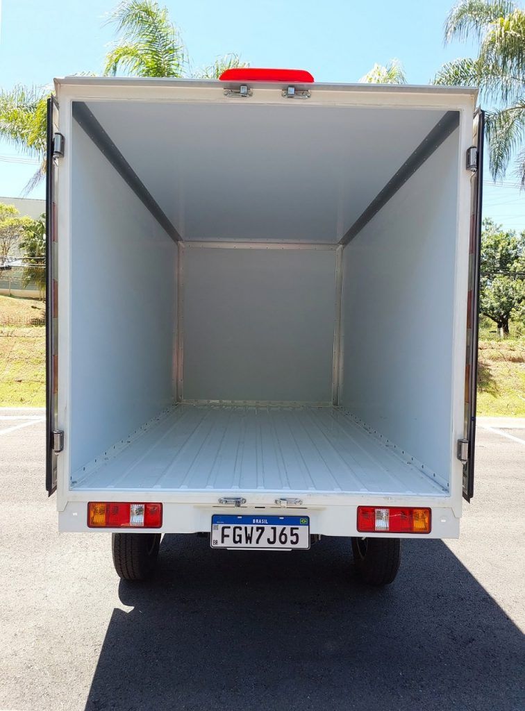 Caminhão baú SERES EC21