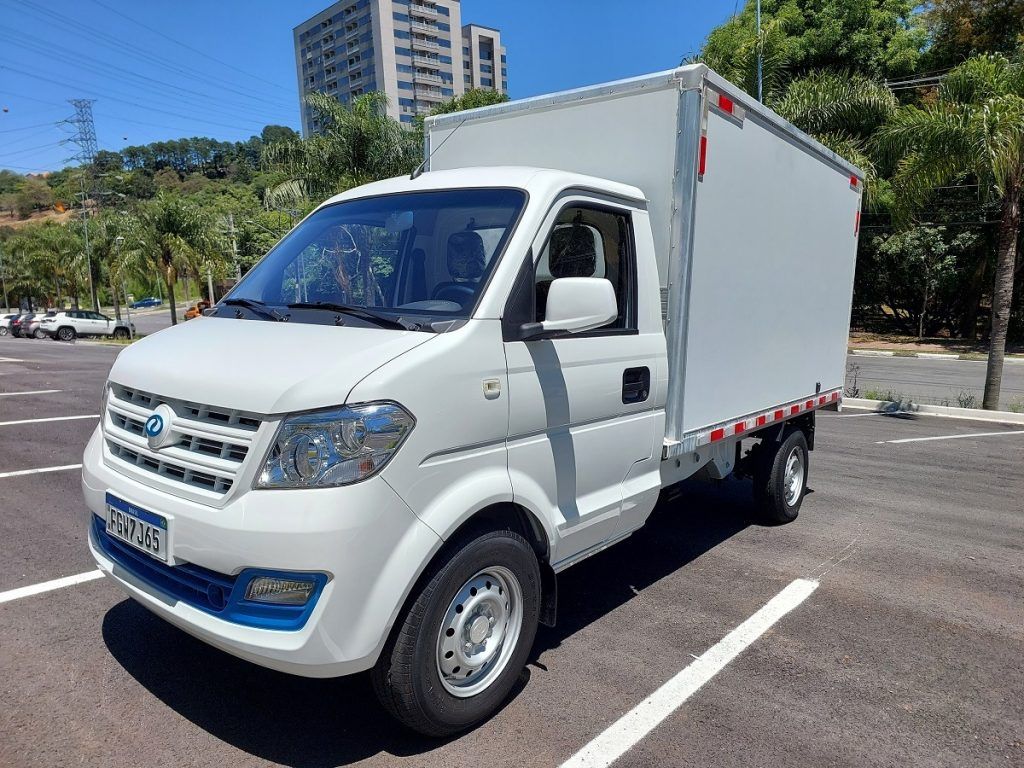 Caminhão baú SERES EC21