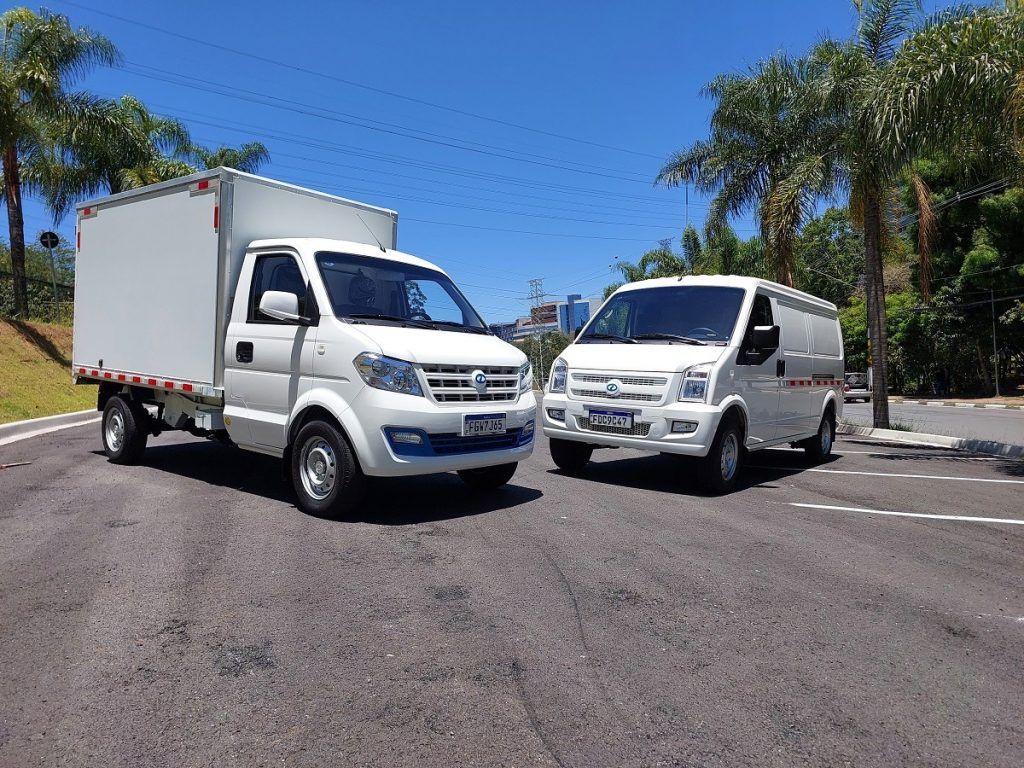 Caminhão baú SERES EC21 e furão de carga EC35