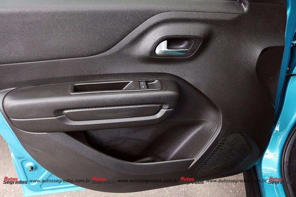 forro de porta dianteiro esquerdo do novo Citroën C3 1.0 Feel 2023