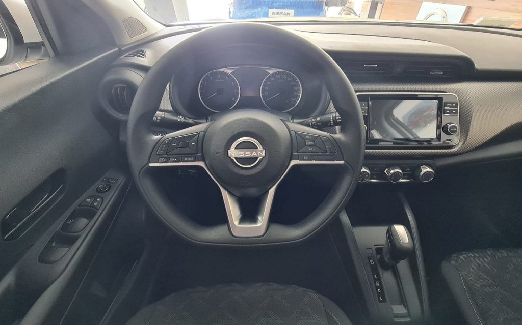 painel do Nissan Kicks Active 2023 com multimídia