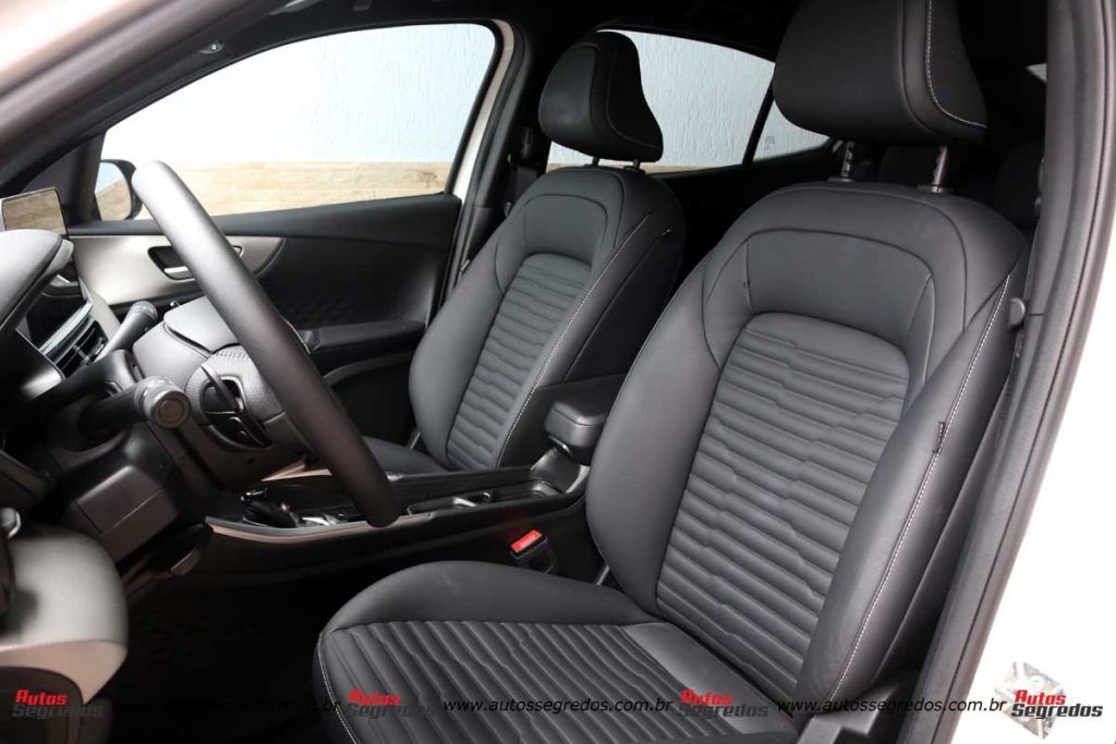 Bancos dianteiros do Fiat Fastback Impetus T200 CVT 2023