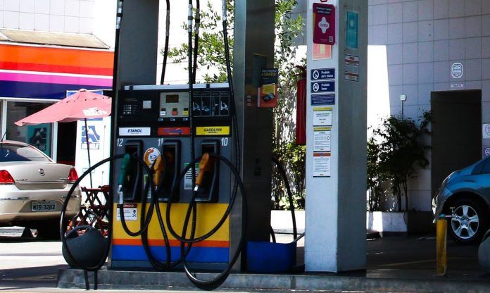 Cade investigará cartel em postos de combustíveis