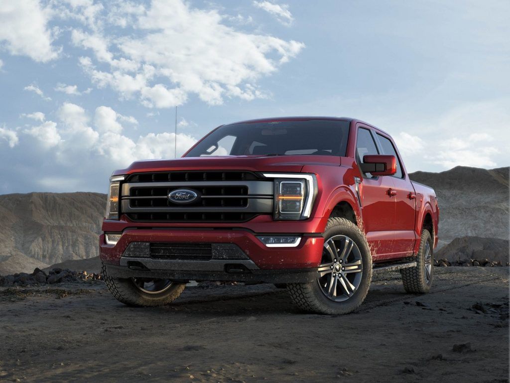 Ford F-150 Lariat 2023 de frente na cor vermelha