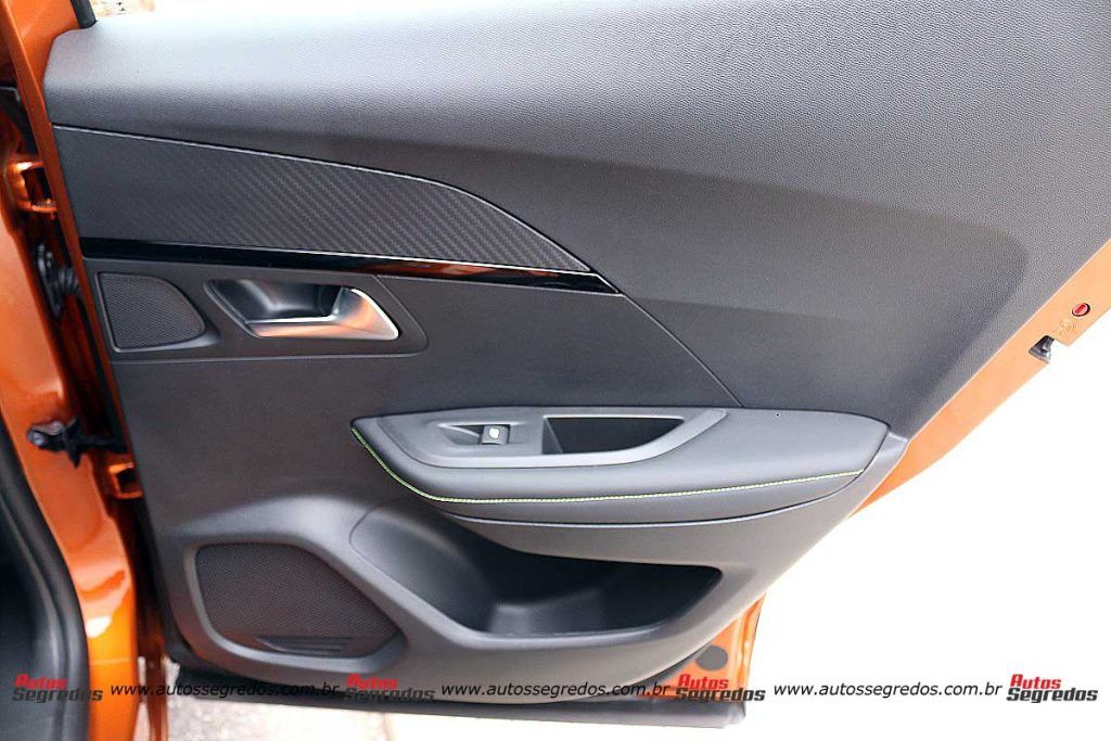 forro de porta traseiro direito do novo Peugeot e-2008 GT 2023